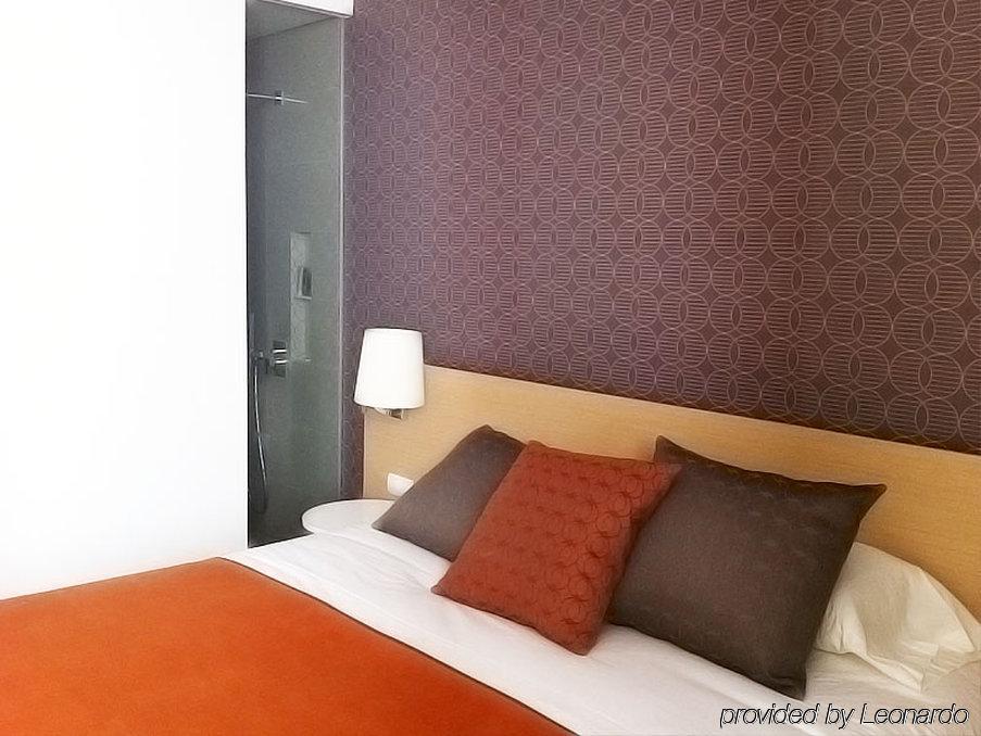 Noom Hotel Conakry Exterior photo A bedroom